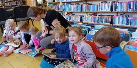 Powiększ grafikę: Zajęcia edukacyjne w bibliotece o jesieni