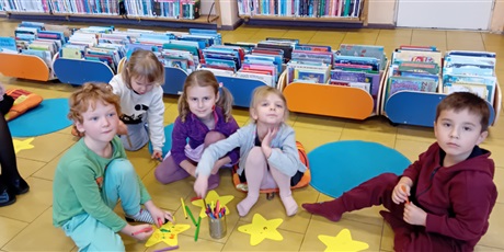 Powiększ grafikę: Kosmoludki na zajęciach edukacyjnych w bibliotece