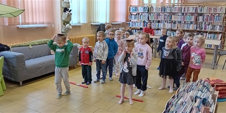 Powiększ grafikę: Kosmoludki na zajęciach edukacyjnych w bibliotece