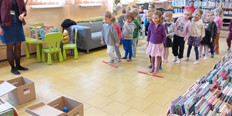 Powiększ grafikę: Kosmoludki na zajęciach edukacyjnych w bibliotece