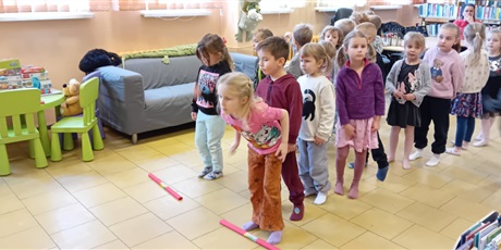 Powiększ grafikę: Kosmoludki na zajęciach edukacyjnych w bibliotece