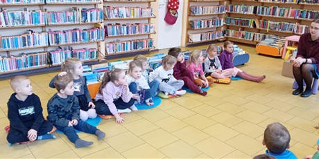 Powiększ grafikę: Kosmoludki na zajęciach edukacyjnych w bibliotece