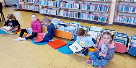 Powiększ grafikę: Kosmoludki na zajęciach edukacyjnych w bibliotece
