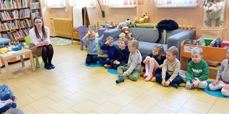 Powiększ grafikę: Kosmoludki na zajęciach edukacyjnych w bibliotece