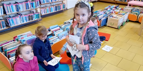Powiększ grafikę: Kosmoludki na zajęciach edukacyjnych w bibliotece