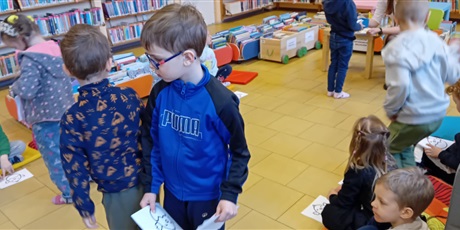 Powiększ grafikę: Kosmoludki na zajęciach edukacyjnych w bibliotece