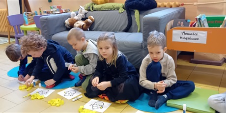 Powiększ grafikę: Kosmoludki na zajęciach edukacyjnych w bibliotece