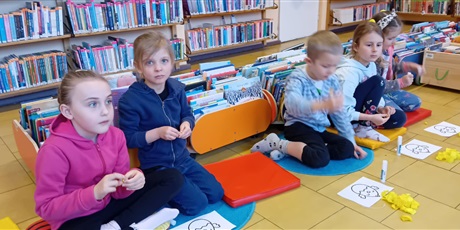 Powiększ grafikę: Kosmoludki na zajęciach edukacyjnych w bibliotece