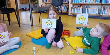 Powiększ grafikę: Kosmoludki na zajęciach edukacyjnych w bibliotece