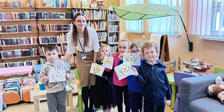 Powiększ grafikę: Kosmoludki na zajęciach edukacyjnych w bibliotece