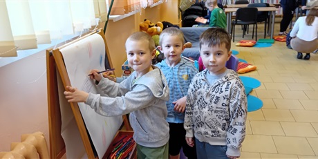 Powiększ grafikę: Kosmoludki na zajęciach edukacyjnych w bibliotece