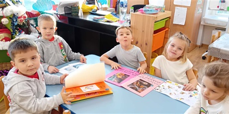 Powiększ grafikę: Kosmoludki oglądają i omawiają Księgi Dobrych uczynków