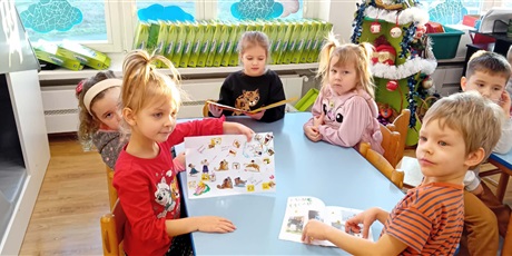 Powiększ grafikę: Kosmoludki oglądają i omawiają Księgi Dobrych uczynków