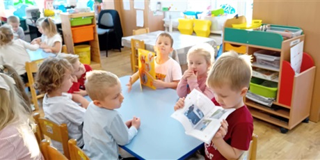 Powiększ grafikę: Kosmoludki oglądają i omawiają Księgi Dobrych uczynków