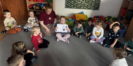 Powiększ grafikę: Bajkoludki i ich Księgi Dobrych uczynków - dzieci z Panią Wiktorią siedzą na dywanie i rozmawiają o wartościach, życzliwości i wzajemnym szacunku