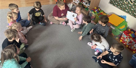 Powiększ grafikę: Bajkoludki i ich Księgi Dobrych uczynków - dzieci z Panią Wiktorią siedzą na dywanie i rozmawiają o wartościach, życzliwości i wzajemnym szacunku