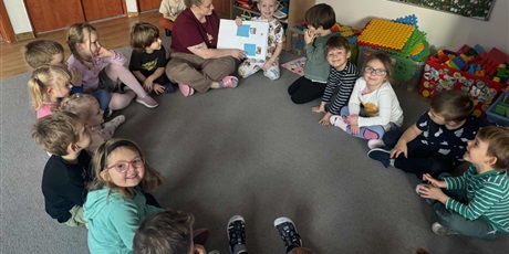 Powiększ grafikę: Bajkoludki i ich Księgi Dobrych uczynków - dzieci z Panią Wiktorią siedzą na dywanie i rozmawiają o wartościach, życzliwości i wzajemnym szacunku