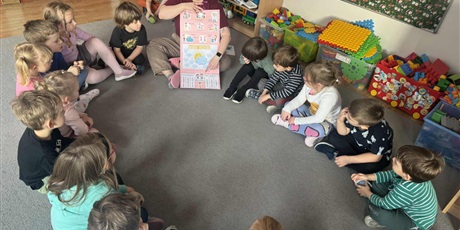 Powiększ grafikę: Bajkoludki i ich Księgi Dobrych uczynków - dzieci z Panią Wiktorią siedzą na dywanie i rozmawiają o wartościach, życzliwości i wzajemnym szacunku