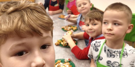 Powiększ grafikę: Dzieci z grupy IV w Kuchcikowie na zajęciach z panią Magdą pieką świąteczne ciasteczka