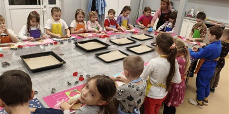 Powiększ grafikę: Dzieci z grupy IV w Kuchcikowie na zajęciach z panią Magdą pieką świąteczne pierniki