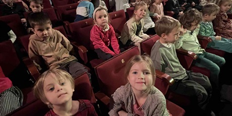 Powiększ grafikę: Dzieci z grupy III i grupy IV pojechały atokarem do Miejskiego Teatru Miniatura na przedstawienie teatralne pt. "Gdybym bym dorosły"