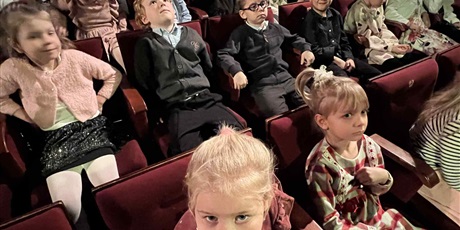 Powiększ grafikę: Dzieci z grupy III i grupy IV pojechały atokarem do Miejskiego Teatru Miniatura na przedstawienie teatralne pt. "Gdybym bym dorosły"