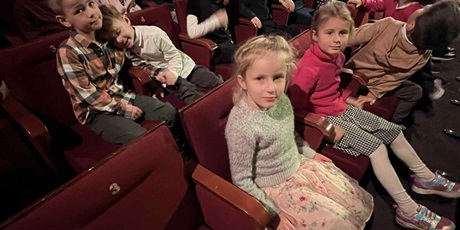 Powiększ grafikę: Dzieci z grupy III i grupy IV pojechały atokarem do Miejskiego Teatru Miniatura na przedstawienie teatralne pt. "Gdybym bym dorosły"