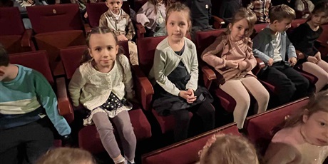 Powiększ grafikę: Dzieci z grupy III i grupy IV pojechały atokarem do Miejskiego Teatru Miniatura na przedstawienie teatralne pt. "Gdybym bym dorosły"