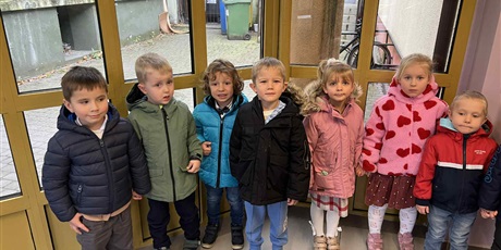 Powiększ grafikę: Dzieci z grupy III i grupy IV pojechały atokarem do Miejskiego Teatru Miniatura na przedstawienie teatralne pt. "Gdybym bym dorosły"