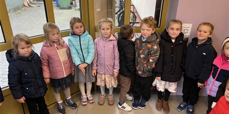 Powiększ grafikę: Dzieci z grupy III i grupy IV pojechały atokarem do Miejskiego Teatru Miniatura na przedstawienie teatralne pt. "Gdybym bym dorosły"