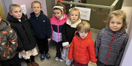 Powiększ grafikę: Dzieci z grupy III i grupy IV pojechały atokarem do Miejskiego Teatru Miniatura na przedstawienie teatralne pt. "Gdybym bym dorosły"