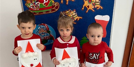 Powiększ grafikę: Na zdjęciu troje dzieci z grupy I z portretami Mikołaja, które wykonali własnoręcznie.