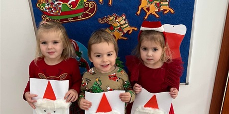 Powiększ grafikę: Na zdjęciu troje dzieci z grupy I z portretami Mikołaja, które wykonali własnoręcznie