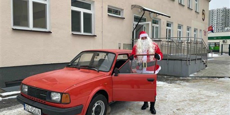 Powiększ grafikę: Na zdjęciu św. Mikołaj wsiada do swojej skody przed odjazdem do innych dzieci.