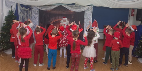 Powiększ grafikę: Ekoludki podczas występu dla Mikołaja