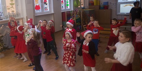 Powiększ grafikę: Ekoludki podczas występu dla Mikołaja