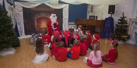 Powiększ grafikę: Ekoludki podczas występu dla Mikołaja