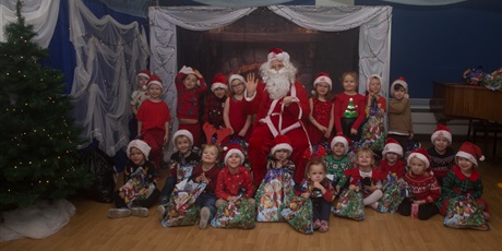 Powiększ grafikę: Bajkoludki z Mikołajem