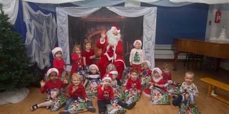 Powiększ grafikę: Krasnoludki z Mikołajem