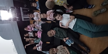 Powiększ grafikę: Dzieci z grupy IV wzięły udział w zorganizowanym przez Centrum Edukacji SmartLab wyjątkowym seansie i pokazie astronomicznym w mobilnym Planetarium.