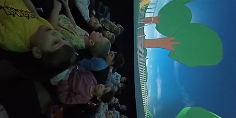 Powiększ grafikę: Dzieci z grupy IV wzięły udział w zorganizowanym przez Centrum Edukacji SmartLab wyjątkowym seansie i pokazie astronomicznym w mobilnym Planetarium.