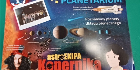 Powiększ grafikę: Dzieci z grupy IV wzięły udział w zorganizowanym przez Centrum Edukacji SmartLab wyjątkowym seansie i pokazie astronomicznym w mobilnym Planetarium.