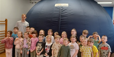 Powiększ grafikę: Dzieci z grupy IV wzięły udział w zorganizowanym przez Centrum Edukacji SmartLab wyjątkowym seansie i pokazie astronomicznym w mobilnym Planetarium.