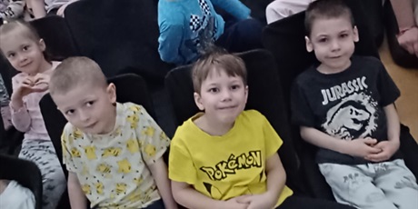 Powiększ grafikę: Dzieci z grupy IV wzięły udział w zorganizowanym przez Centrum Edukacji SmartLab wyjątkowym seansie i pokazie astronomicznym w mobilnym Planetarium.