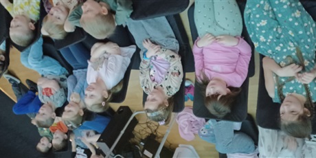 Powiększ grafikę: Dzieci z grupy IV wzięły udział w zorganizowanym przez Centrum Edukacji SmartLab wyjątkowym seansie i pokazie astronomicznym w mobilnym Planetarium.