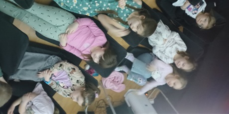 Powiększ grafikę: Dzieci z grupy IV wzięły udział w zorganizowanym przez Centrum Edukacji SmartLab wyjątkowym seansie i pokazie astronomicznym w mobilnym Planetarium.