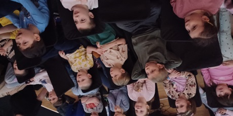 Powiększ grafikę: Dzieci z grupy IV wzięły udział w zorganizowanym przez Centrum Edukacji SmartLab wyjątkowym seansie i pokazie astronomicznym w mobilnym Planetarium.