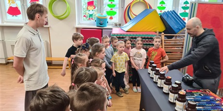 Powiększ grafikę: Dzieci z grupy IV wzięły udział w zorganizowanym przez Centrum Edukacji SmartLab wyjątkowym seansie i pokazie astronomicznym w mobilnym Planetarium.