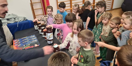 Powiększ grafikę: Dzieci z grupy IV wzięły udział w zorganizowanym przez Centrum Edukacji SmartLab wyjątkowym seansie i pokazie astronomicznym w mobilnym Planetarium.