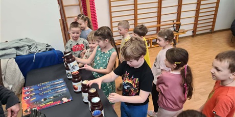 Powiększ grafikę: Dzieci z grupy IV wzięły udział w zorganizowanym przez Centrum Edukacji SmartLab wyjątkowym seansie i pokazie astronomicznym w mobilnym Planetarium.